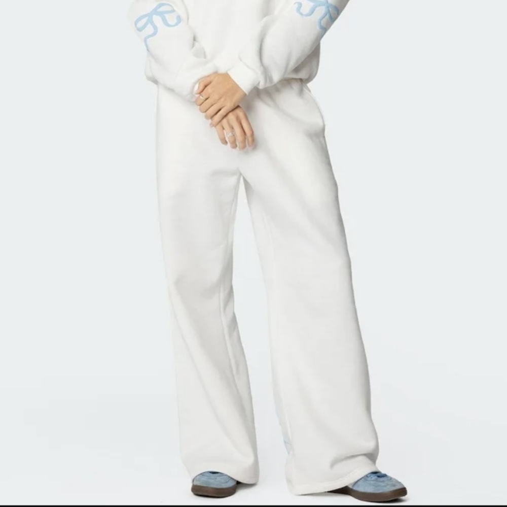Edikted white sweatpants with blue bow detail. Size: XS #loungewear #cozy
